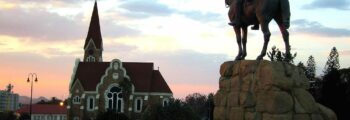 Windhoek : Statue équestre surplombant une église au coucher.