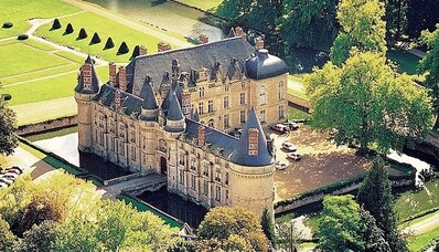 Wynajem helikoptera do Château D’Esclimont z przelotem nad Tour de Paris