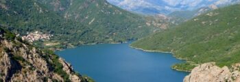 location de jet privé, Vue aérienne de l'aéroport près du lac