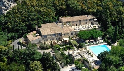 Wynajem helikoptera dla L’oustau de Baumanière w Les Baux-De-Provence