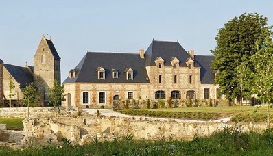 Wynajem helikoptera: Domaine de Ravenoville – lądowisko w Normandii