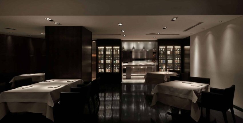 Restaurant élégant, éclairage tamisé, design minimaliste.