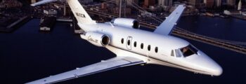 Location de jet privé : CESSNA CITATION VI survolant ville.