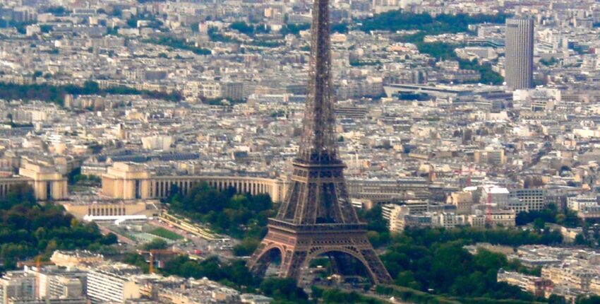 Vol en hélicoptère au-dessus de Paris