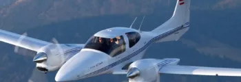 Location de jet privé : avion bimoteur ciel clair.
