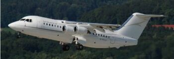 location de jet privé, avion décolle devant forêt.
