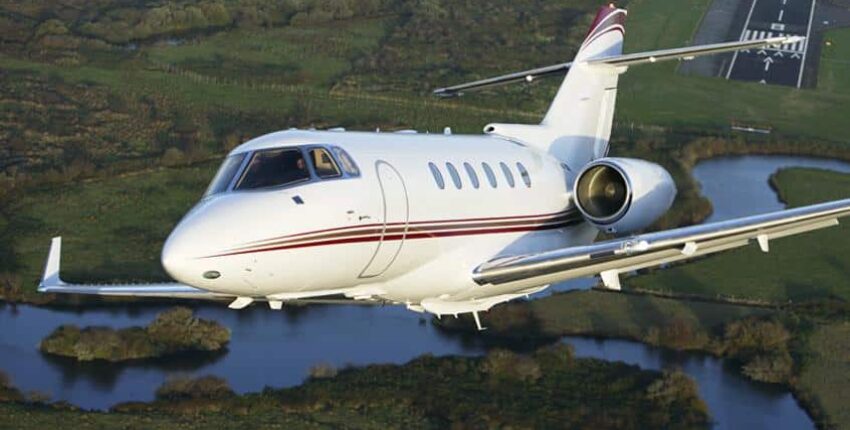 Jet privé Hawker Beechcraft en vol