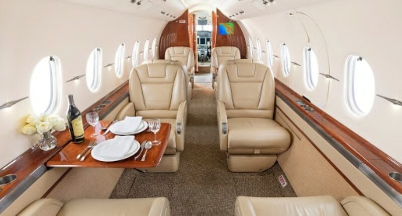 Location de jet privé: Intérieur en cuir beige luxueux.