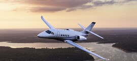 Jet privé Falcon 20 intérieur beige avec nourriture sur la table