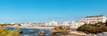 Paris - Biarritz : ville côtière pittoresque, ciel bleu.