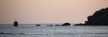 Paysage urbain au crépuscule reflété dans l'eau calme.