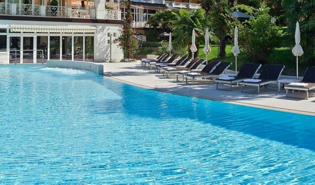 Merano - Dolomites : extérieur hôtel piscine, bâtiments.