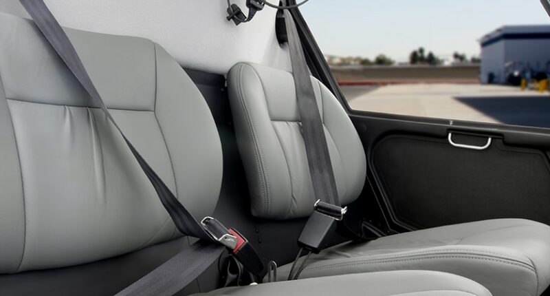 Hélicoptère Robinson R22 intérieur en cuir gris