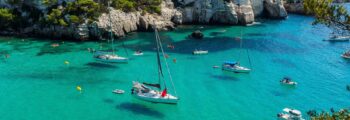 Location de tour de guet en bord de mer, palmiers, voiliers.