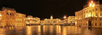 Trieste Ronchi del Legionari : Place de la ville la nuit.
