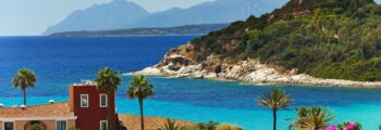Destination de rêve Mykonos : vue côtière pittoresque.