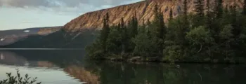 location de jet privé, Vue aérienne de l'aéroport près du lac