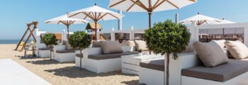 Plage Knokke-le-Zoute : lounge relaxant, canapés blancs, ciel bleu