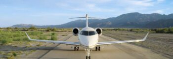 Jet privé Learjet 75 survolant New-York