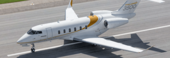 location jet privé - Jet G5500 blanc et jaune sur piste d'atterrissage.