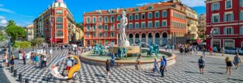 Voyage en jet : place pittoresque européenne.